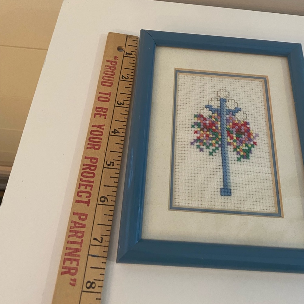 Vintage Handcrafted Framed Cross Stitch Print Lamp Post Hanging Flowers 5X7 - Picture 9 of 9